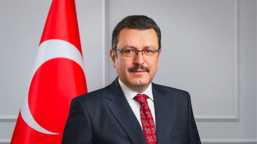 Trabzon Büyükşehir Belediye Başkanı Ahmet Metin Genç bir basın toplantısında konuşuyor.