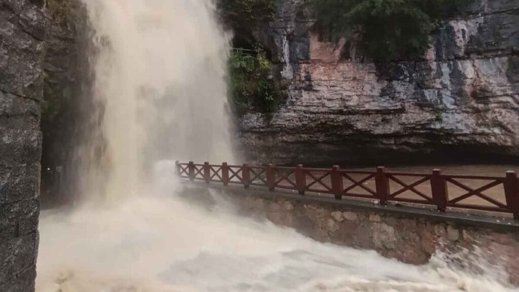 Çal Mağarası’nda sel felaketi sonucu mahsur kalan turistler