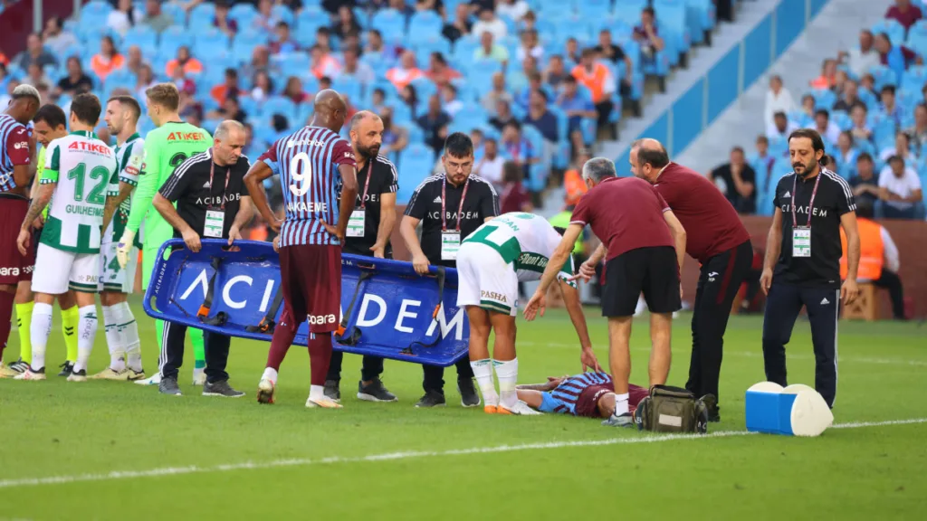 Ozan Tufan, Tümosan Konyaspor maçında sakatlanırken