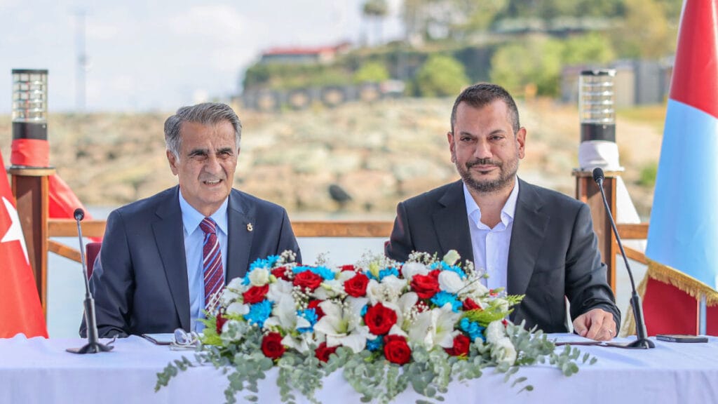 Şenol Güneş, Trabzonspor ile yapılan yeni sözleşmenin açıklanması sırasında bir basın toplantısında.