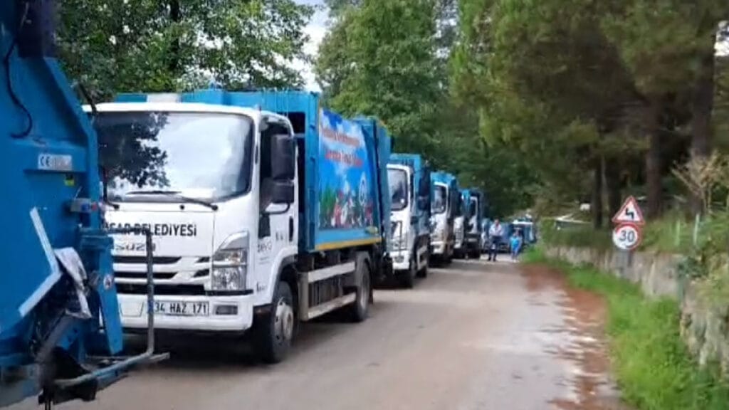 Trabzon'da çöp krizine neden olan çöp kamyonları ve vatandaşların eylemi