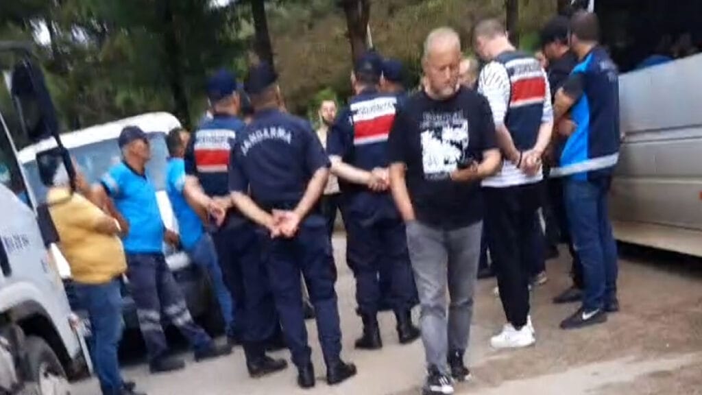 Trabzon'da çöp krizi nedeniyle yol kesen vatandaşlar eylem yapıyor.