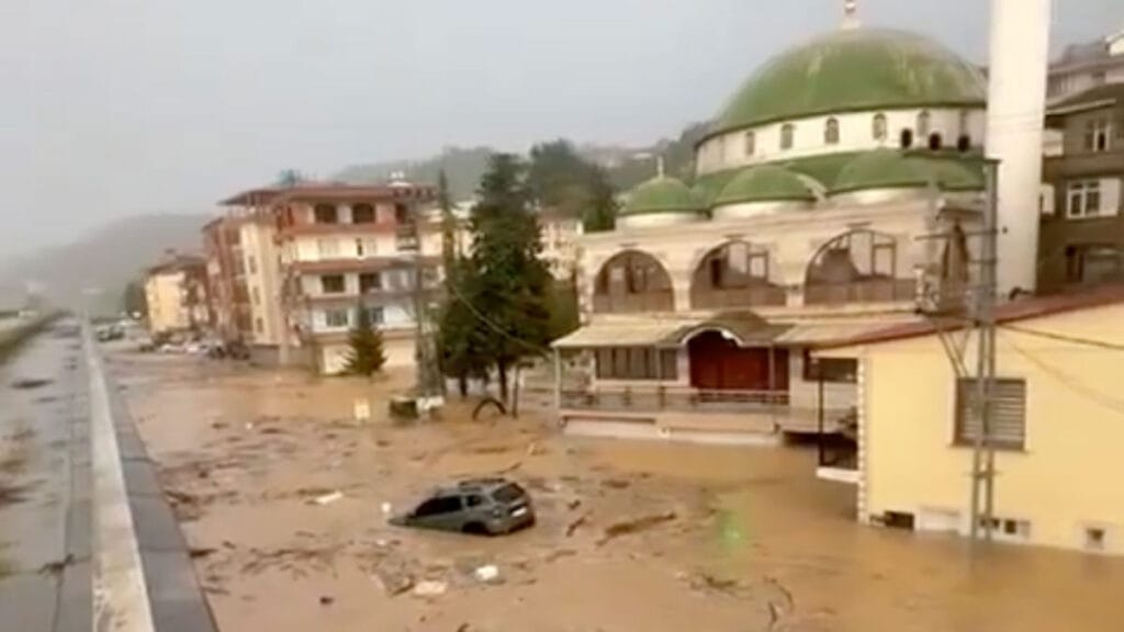 Trabzon'da aşırı yağışlar sonucu sel ve heyelan meydana geldi; Araklı, Sürmene, Yomra ve Arsin ilçeleri etkilendi.
