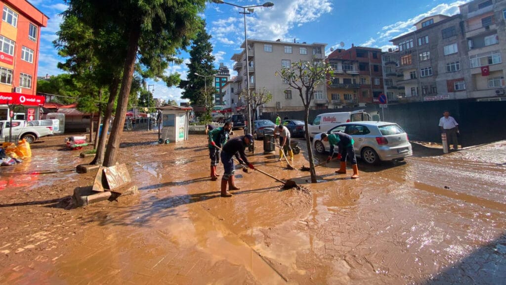 Trabzon'da sel sonrası temizlik çalışmaları ve arama kurtarma ekipleri