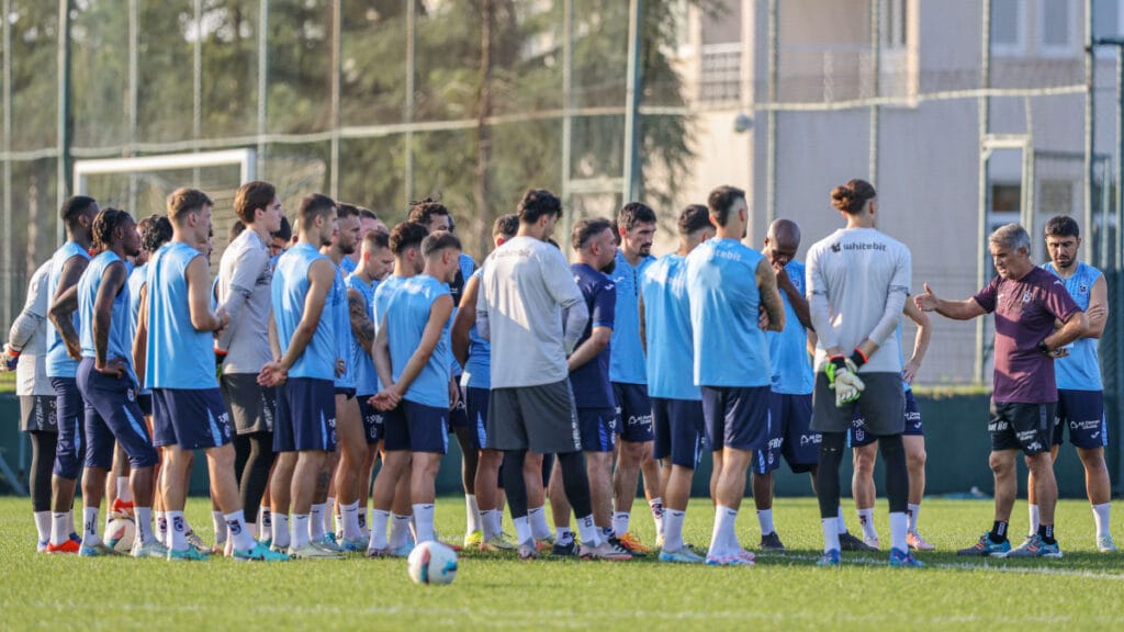 Trabzonspor futbol takımı, Beşiktaş maçı öncesi antrenmanda. Şenol Güneş yönetimindeki çalışma, Mehmet Ali Yılmaz Tesisleri'nde gerçekleşiyor.