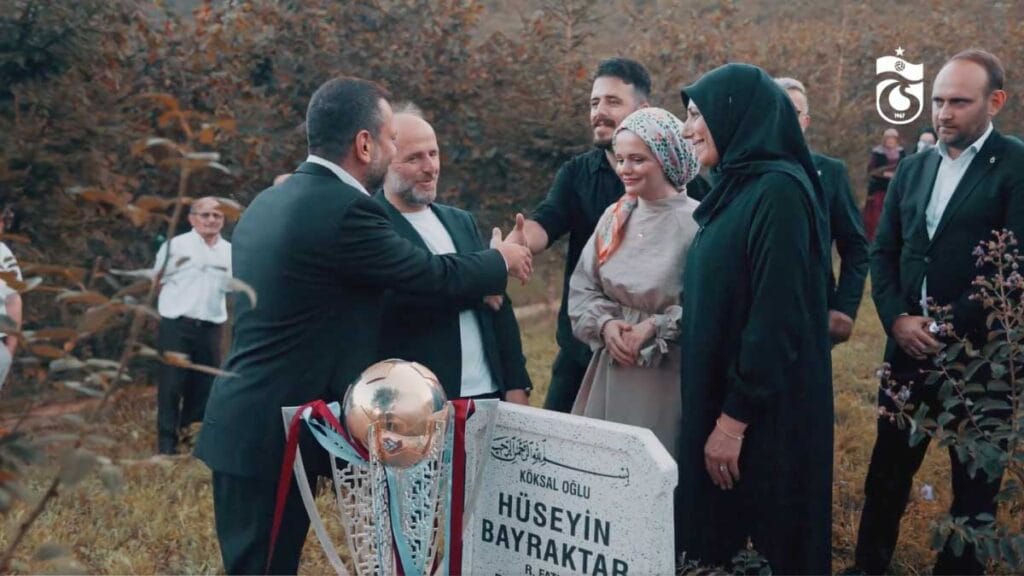 Trabzonspor Başkanı Ertuğrul Doğan, 2021 yılında vefat eden taraftar Hüseyin Bayraktar’ın mezarına şampiyonluk kupasını götürüyor.
