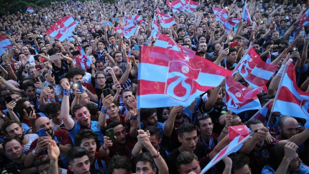 Trabzonspor taraftarları stadyumda coşkulu şekilde destek veriyor