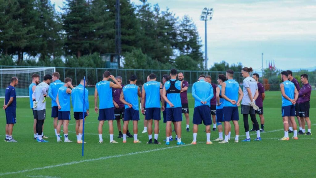 Trabzonspor futbol takımının Tümosan Konyaspor maçı için yaptığı antrenman görüntüsü.