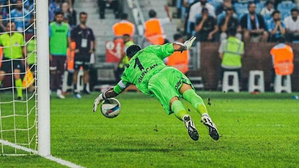 Trabzonspor kalecisi Uğurcan Çakır kritik bir kurtarış yaparken
