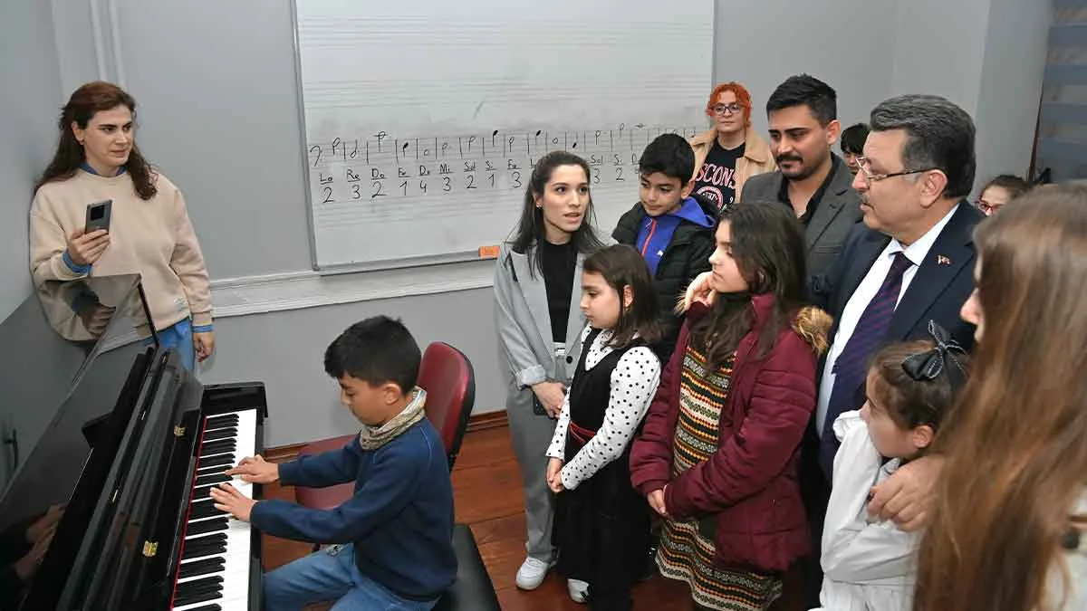 Baskan Gencten Sanat Akademisine ziyaret