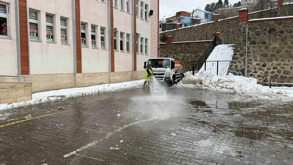 Okul bahcelerinde kar temizligi yapildi