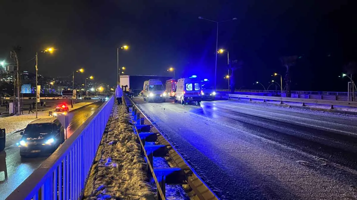 Trabzon Karadeniz Sahil Yolu’nda buzlanma nedeniyle yan dönen tırlar ve olay yerindeki ekipler.