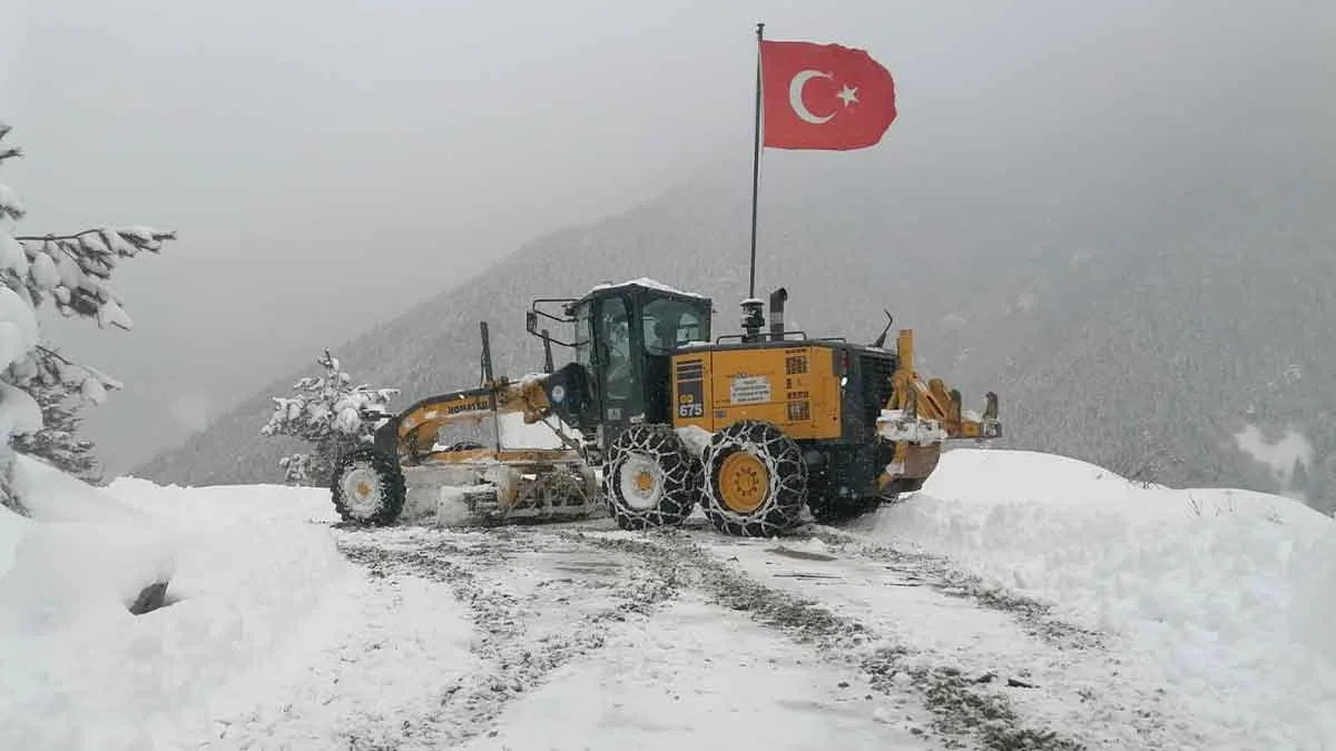 Trabzonda kapali yollari acmak icin calismalar suruyor