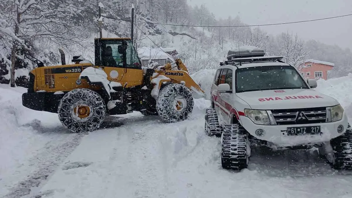 Trabzonda kar ambulanslari hastalarin imdadina yetisti