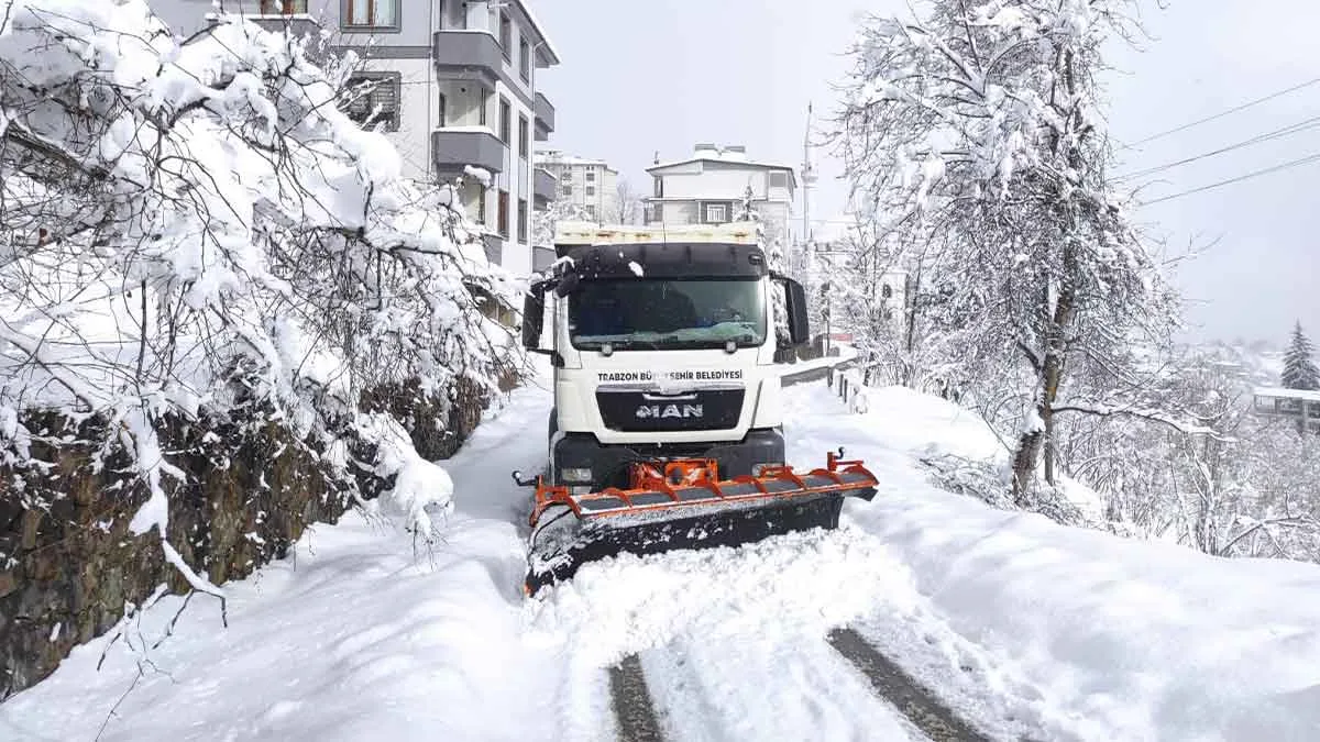 Trabzonda kar temizleme calismalari suruyor