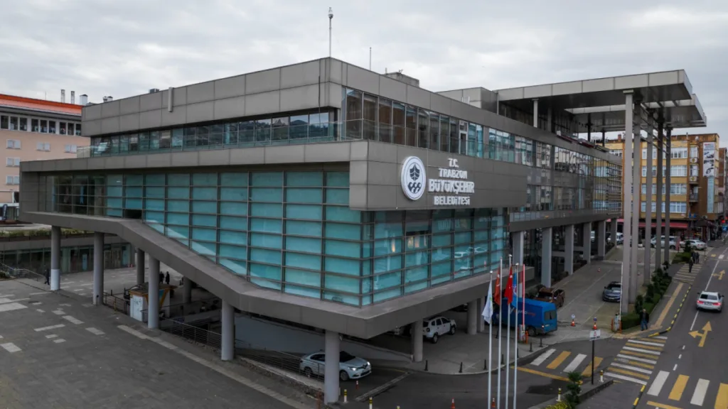 Trabzon Büyükşehir Belediyesi binası, şehir merkezindeki mimari yapısı ve çevresiyle.