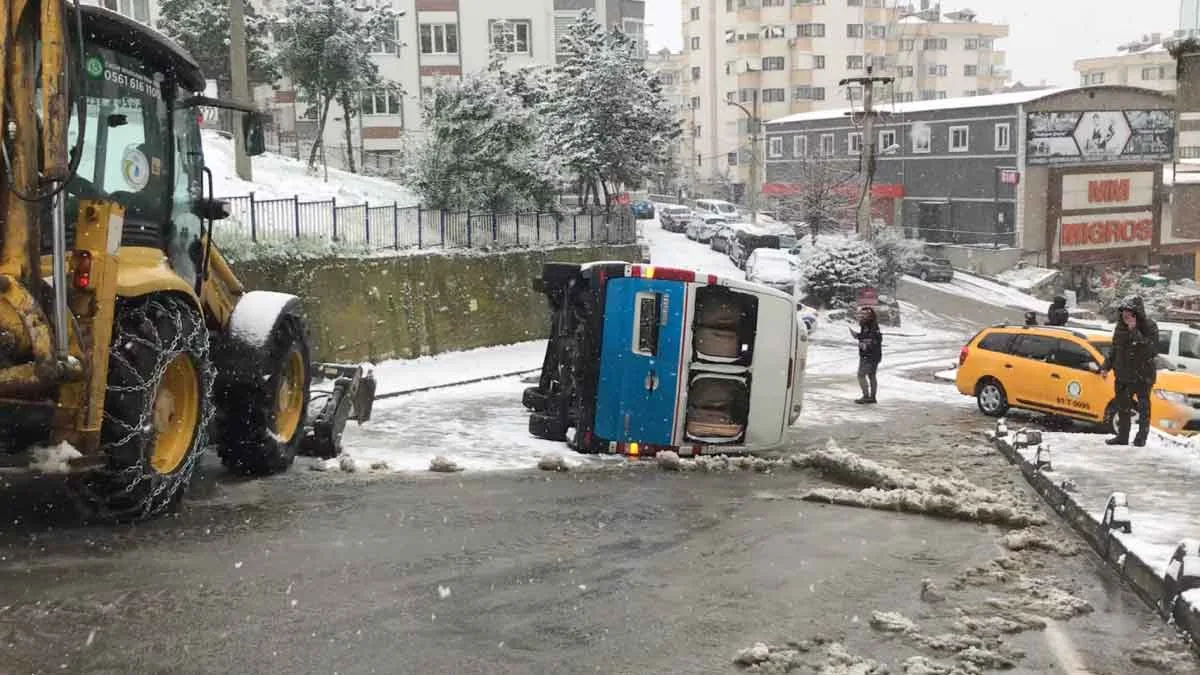 Trabzon Beşirli Mahallesi'nde buzlu yolda yan yatan dolmuş