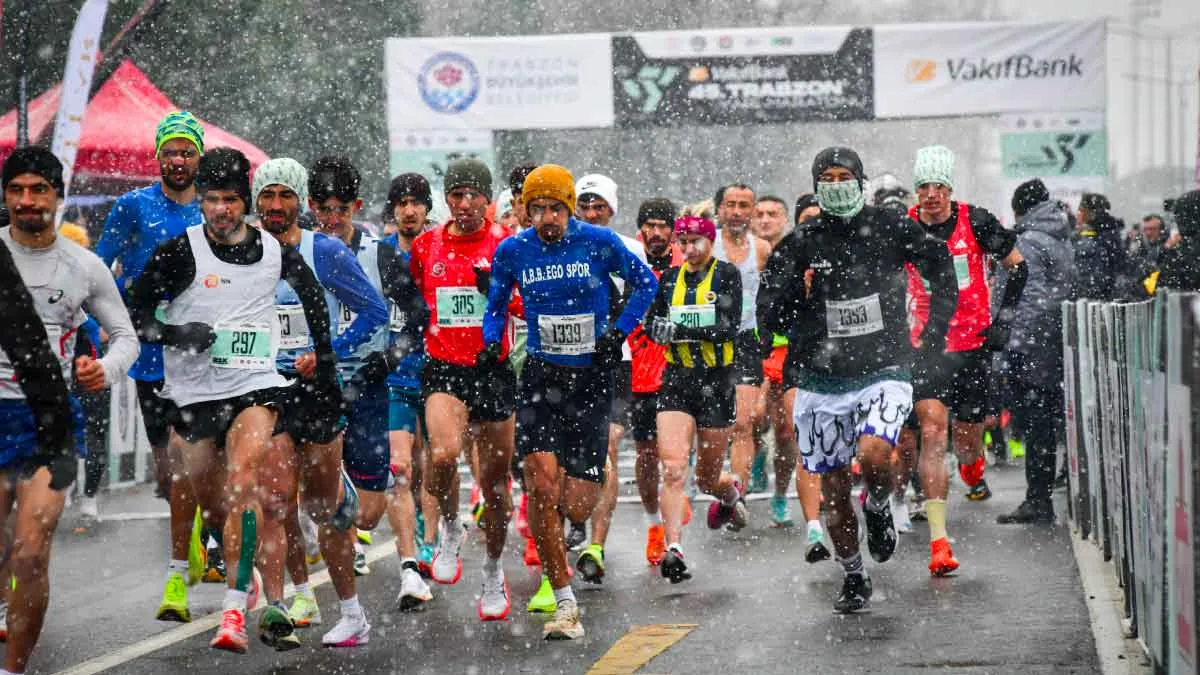 VakıfBank 45. Uluslararası Trabzon Yarı Maratonu'nda karlı havada yarışan sporcular.