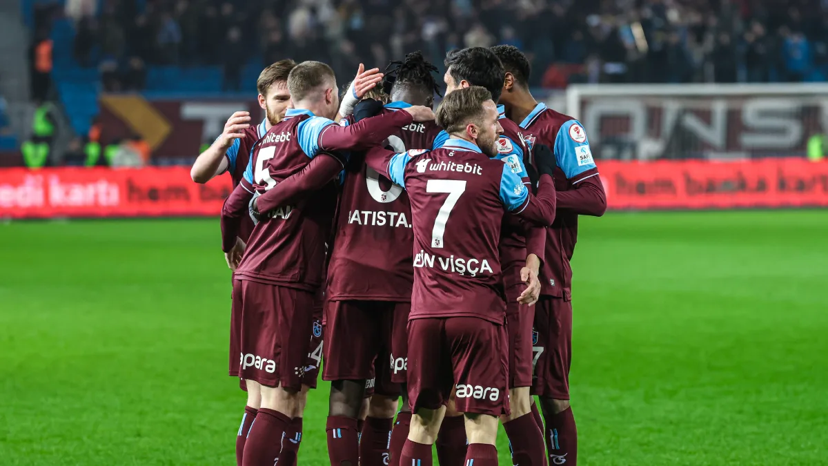 Trabzonspor’un attığı gollerden bir kare, oyuncuların gol sevinci.