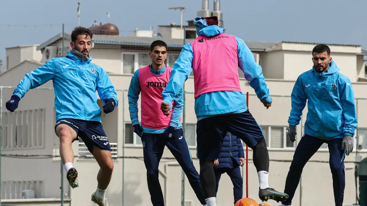 Trabzonspor antrenmanından bir kare, oyuncular Şenol Güneş yönetiminde çalışıyor.