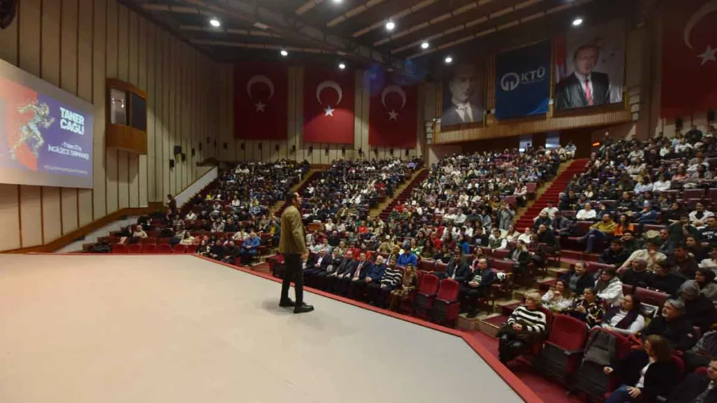 KTÜ Atatürk Kültür Merkezi’nde düzenlenen “Let’s Continue in English” seminerinden bir kare.