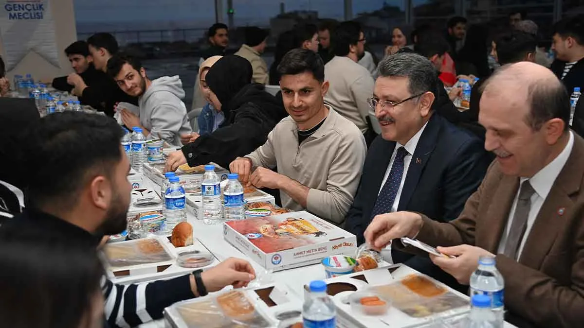 Başkan Genç KTÜ’lü gençlerle iftar yaptı