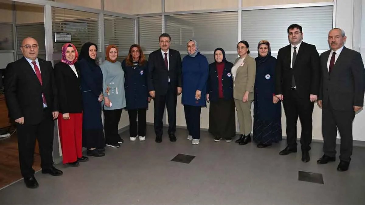 Başkan-Genç’ten-kadın-personele-8-Mart-hediyesi