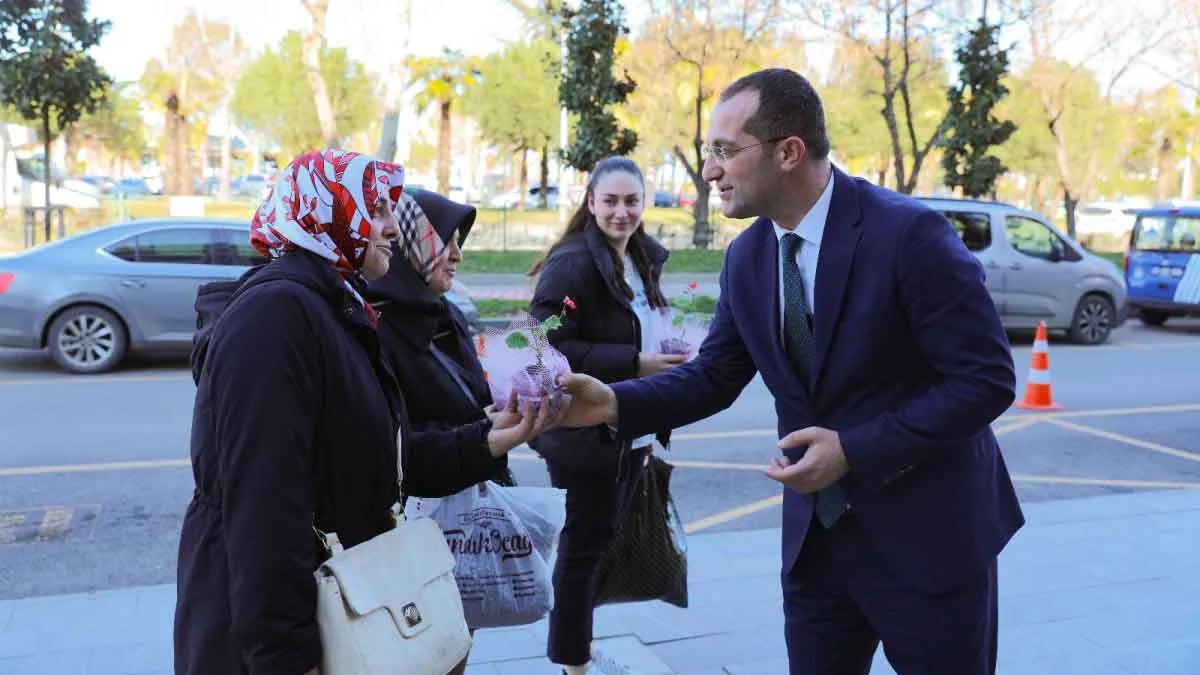 Akçaabat Belediye Başkanı Osman Nuri Ekim, 8 Mart Dünya Kadınlar Günü'nde belediyenin serasında üretilen çiçekleri kadınlara hediye etti.