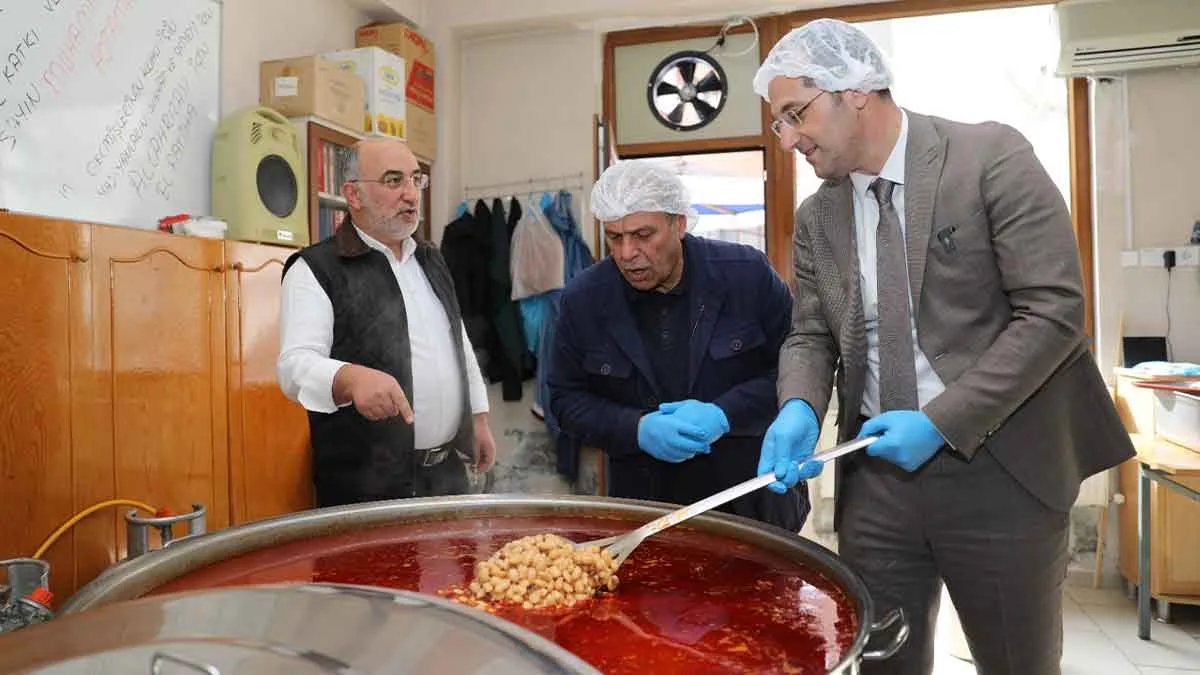 Akçaabat Belediyesi’nden her akşam 900 kişiye iftar yemeği desteği.