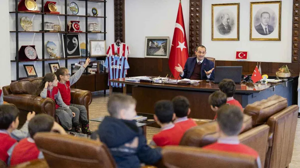Akçaabat Atatürk İlkokulu öğrencileri, Akçaabat Belediyesi’ni ziyaret etti.