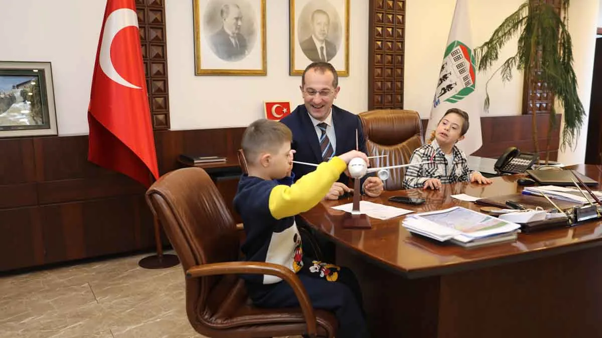 Akçaabatlı özel gereksinimli çocuklar, Başkan Osman Nuri Ekim'i ziyaret etti.