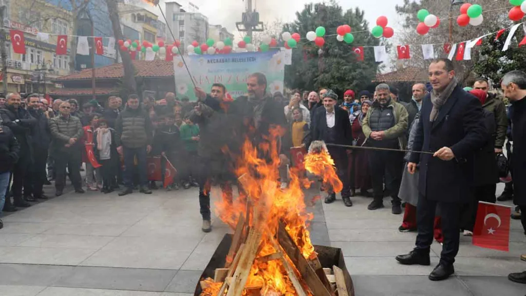 Akçaabat’ta Nevruz Bayramı coşkuyla kutlandı, Nevruz ateşi yakıldı.