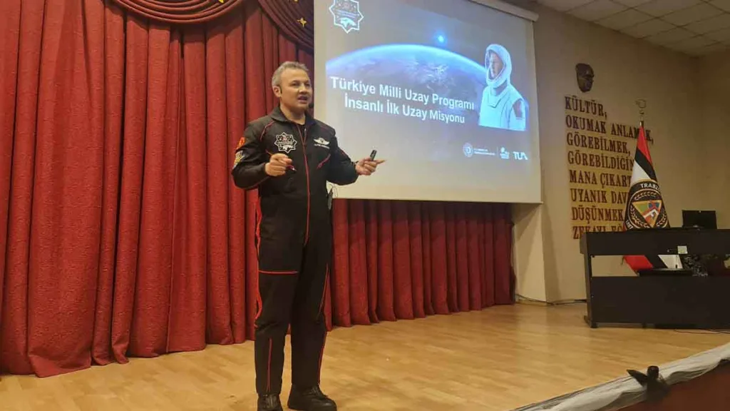 Türkiye’nin ilk astronotu Alper Gezeravcı, Trabzon Merkez Fen Lisesi’nde öğrencilerle buluştu.