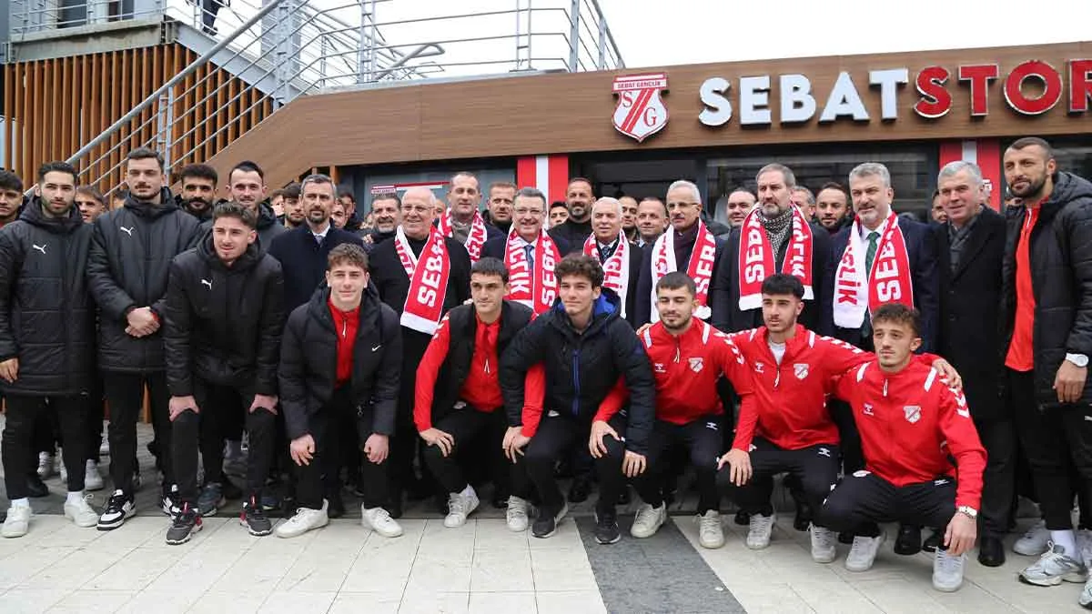 Bakan Abdulkadir Uraloğlu, Akçaabat Sebatspor’u ziyaret etti.