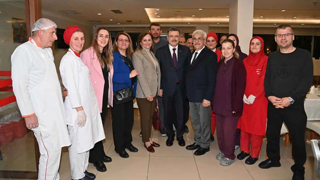 Başkan Ahmet Metin Genç, Köşk Huzurevi’nde yaşlılarla iftarda bir araya geldi.