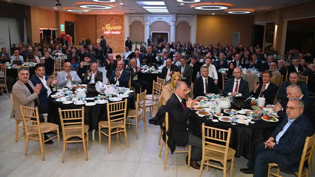 Trabzon Büyükşehir Belediye Başkanı Ahmet Metin Genç, muhtarlarla iftar programında buluştu.