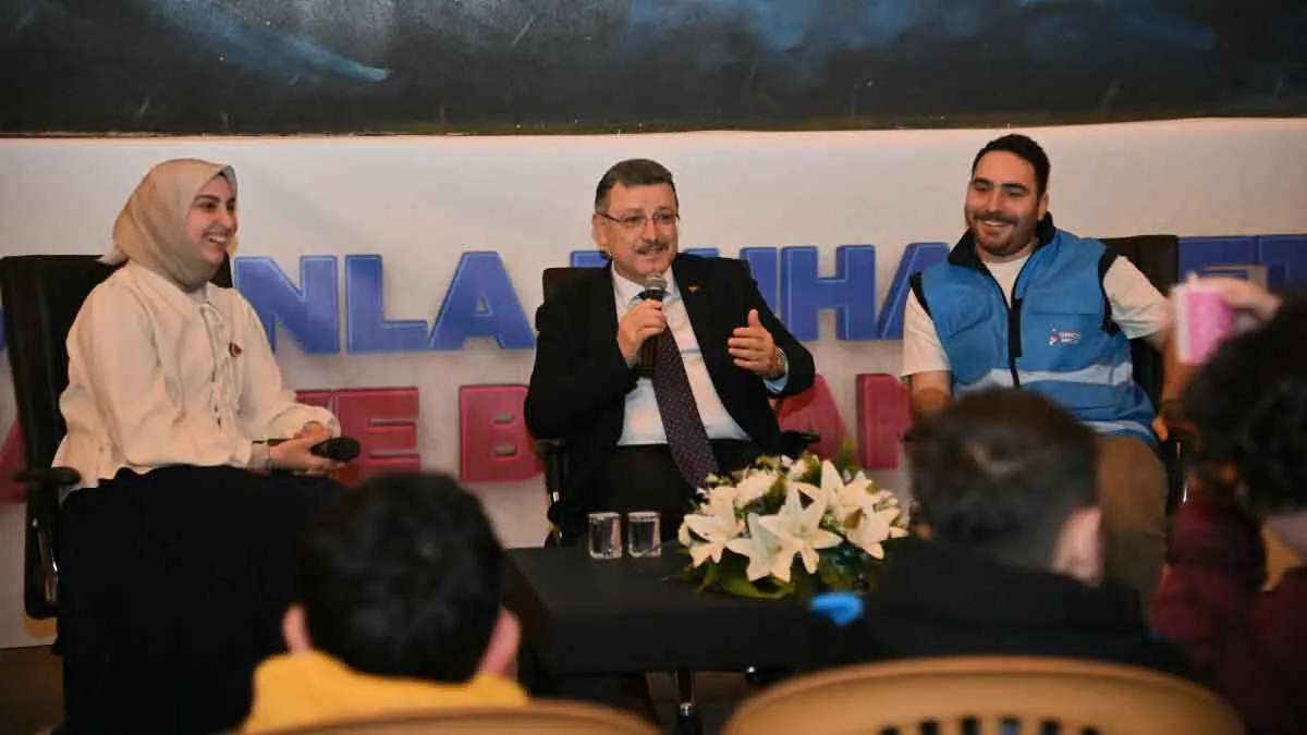 Başkan Ahmet Metin Genç, Ramazan Sokağı’nda gençlerle buluştu.