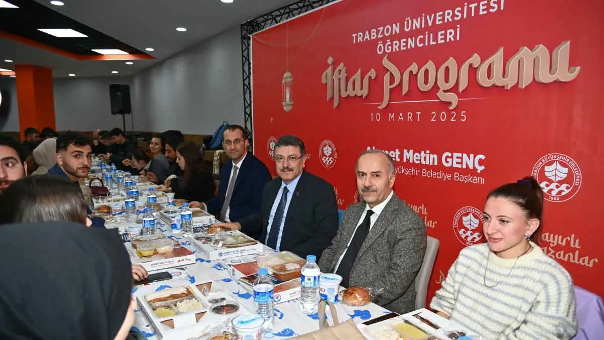 Trabzon Büyükşehir Belediye Başkanı Ahmet Metin Genç, Trabzon Üniversitesi’nde öğrencilerle iftar programında bir araya geldi.