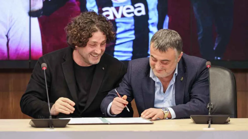 Fatih Tekke, Trabzonspor ile resmi sözleşmeyi imzaladı.