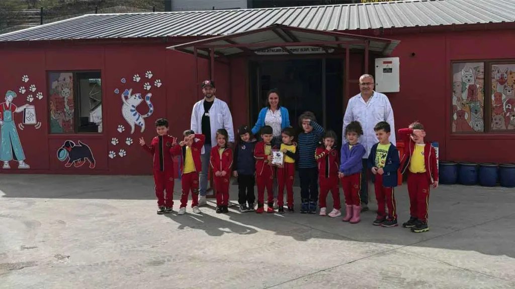 Ortahisar Belediyesi’nin Mama Üretim Tesisi’nde minikler mama üretim sürecini öğrendi.