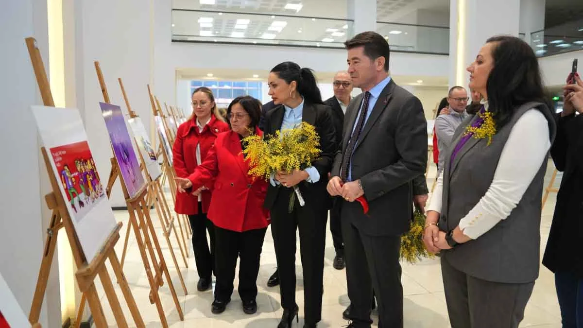 Ortahisar Belediyesi'nde açılan 'Kadına Yönelik Her Türlü Şiddete Sıfır Tolerans Sergisi'nde, karikatürist Harun Yavruoğlu'nun çizimleriyle kadın hakları ve şiddete karşı mesajlar verildi.