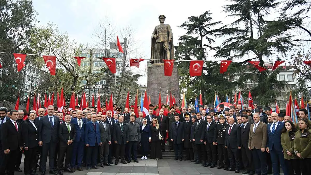 Trabzon Büyükşehir Belediye Başkanı Ahmet Metin Genç, 18 Mart Şehitleri Anma Günü törenine katıldı.