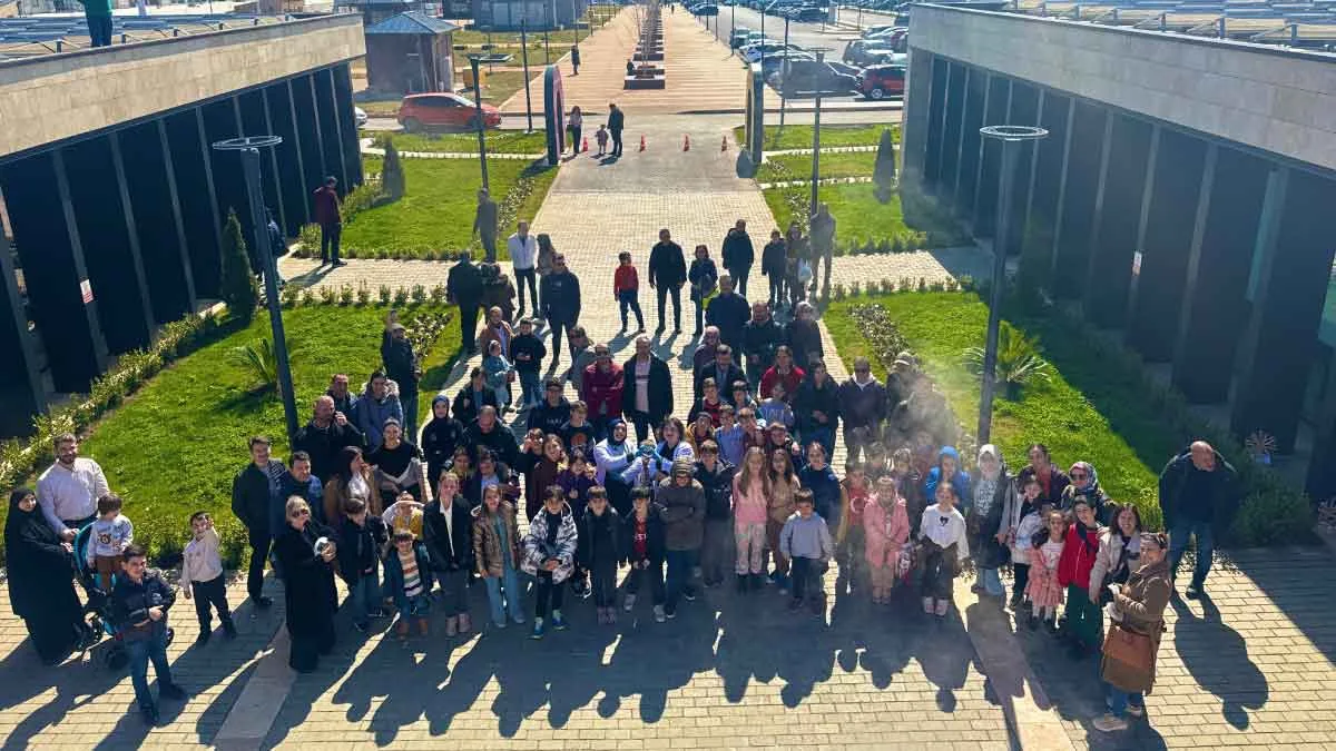 Trabzon’da Bilim ve Teknoloji Haftası etkinliklerinde çocuklar bilimsel deneyler yapıyor.