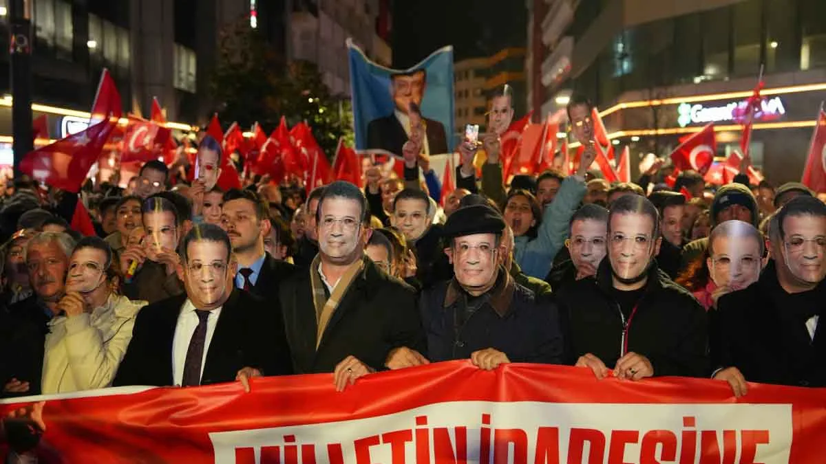Trabzon'da İmamoğlu'na destek için maskeli yürüyüş.