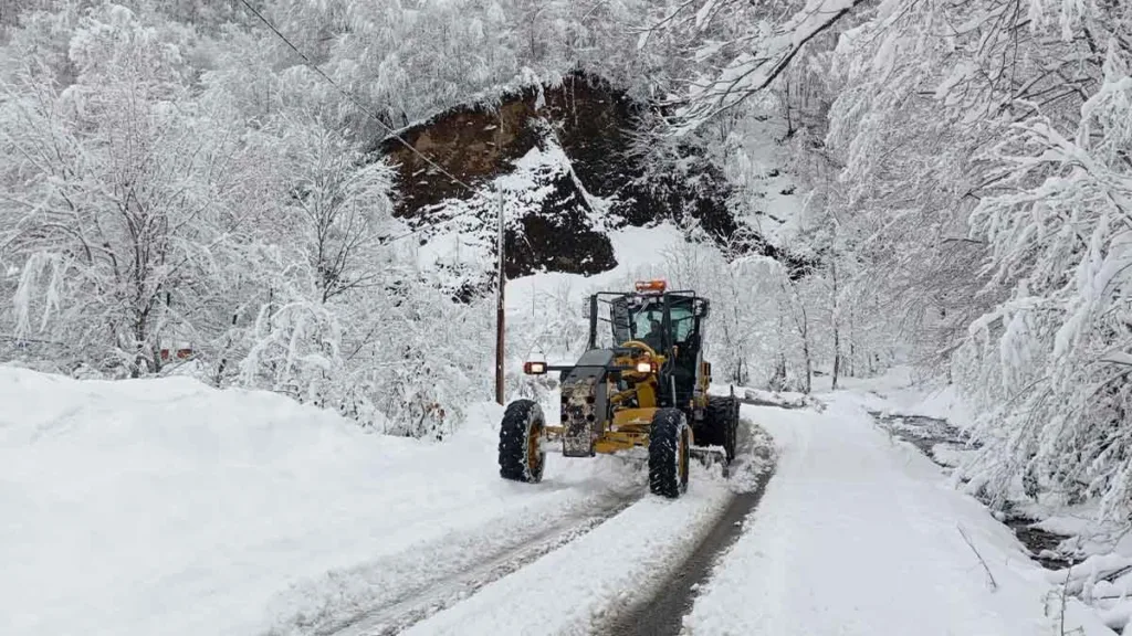 Trabzon'da kar yağışı nedeniyle yollar kapandı, ekipler çalışmalarını sürdürüyor.