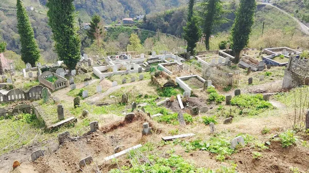 Trabzon'da mezarlıklarda bayram öncesi temizlik ve bakım çalışmaları tamamlandı.