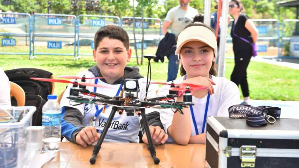 Trabzon Teknoloji Festivali (TTFEST25) afişi ve yarışma kategorileri.