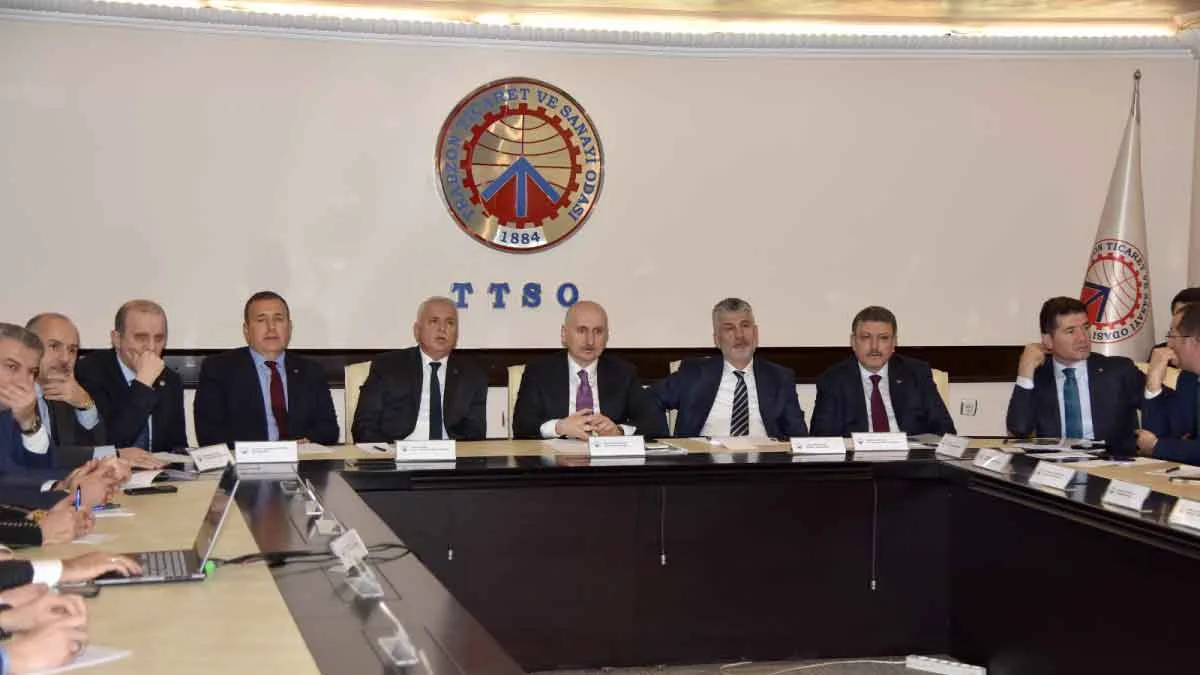 Trabzon Ticaret ve Sanayi Odası’nda düzenlenen toplantıya katılan yetkililer, turizm sektörünün taleplerini ve çözüm önerilerini değerlendirdi.