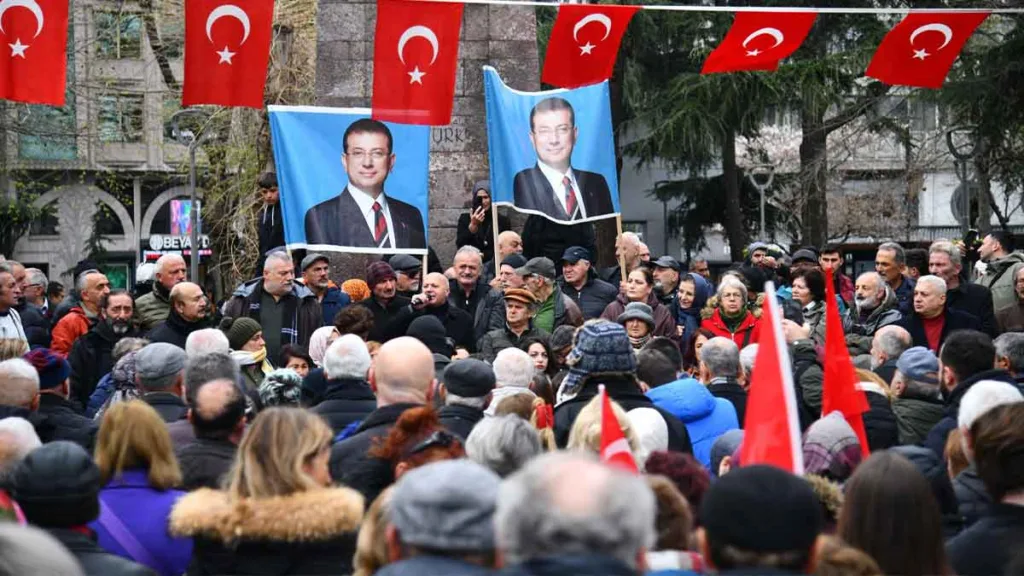Trabzon'da STK'lar İmamoğlu'na destek için yürüdü.