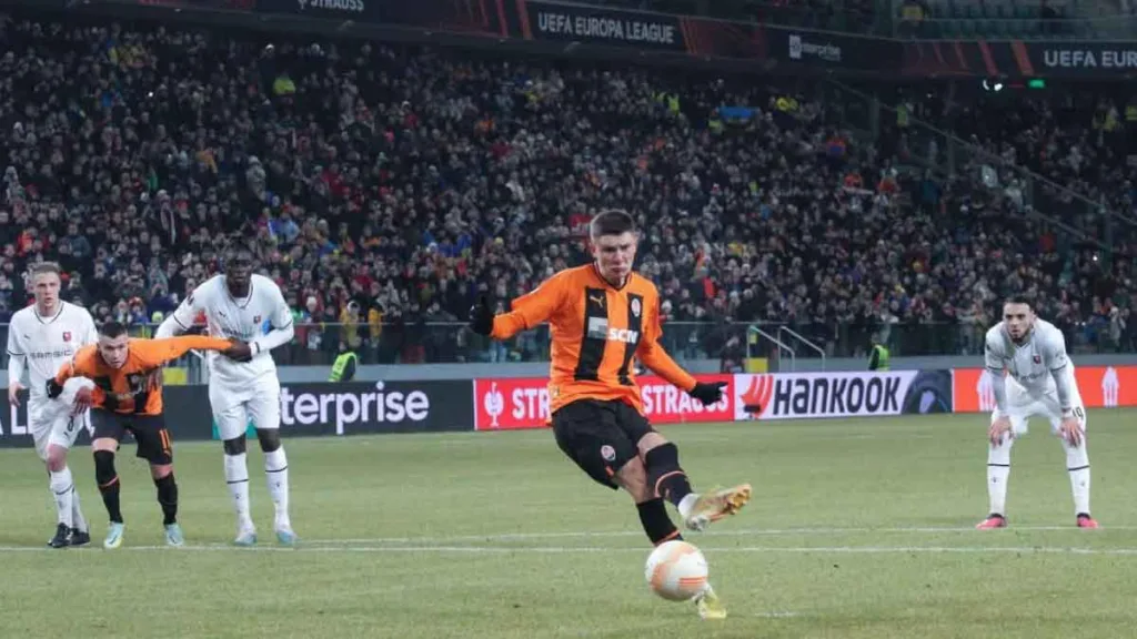 Trabzonspor’un transfer listesinde yer alan Artem Bondarenko’nun Shakhtar Donetsk formasıyla bir maçtaki görüntüsü.